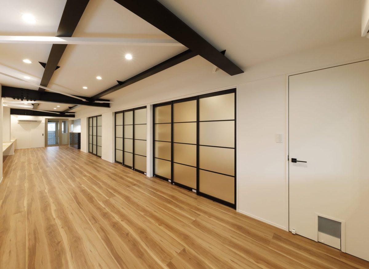 LDに並ぶ個室（扉閉）